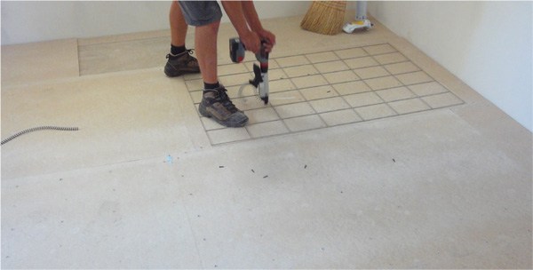 8. Schritt Innenausbau Boden mit zusätzlicher Schüttung Vakuumlösung AGITEC AG 8. Schritt Innenausbau Boden mit zusätzlicher Schüttung Vakuumlösung AGITEC AG